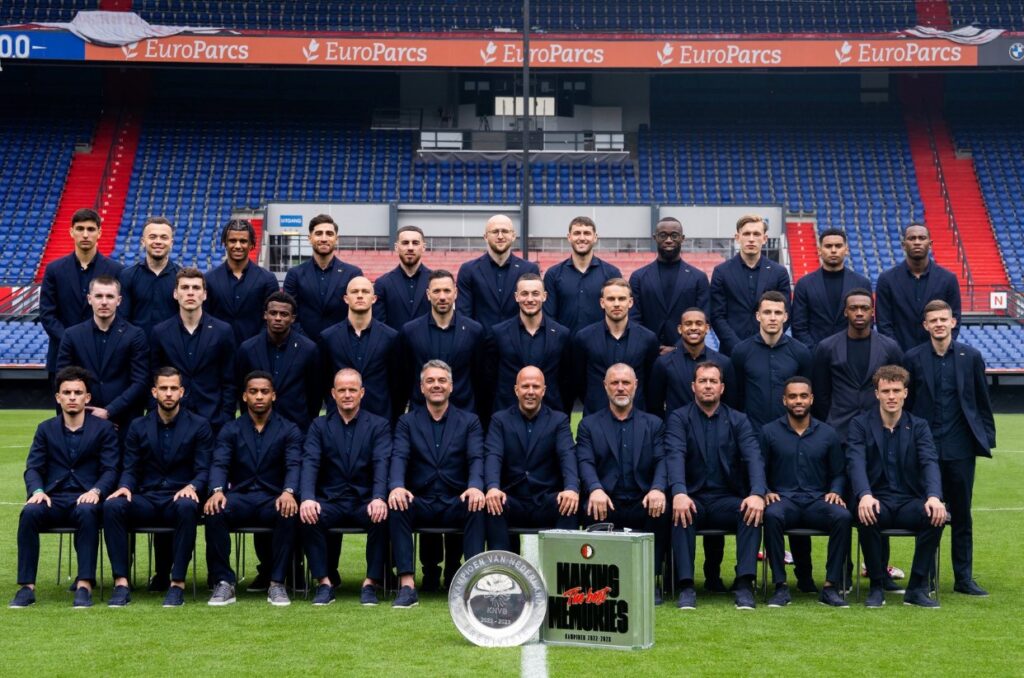 Jogadores e comissão na foto de Campeões da Eredivisie